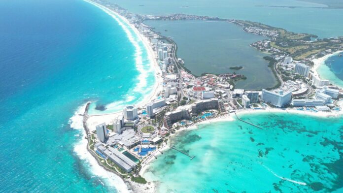 Playa de Cancún con cielo nublado