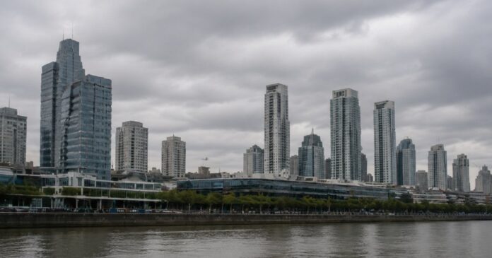 pronostico-del-tiempo-en-buenos-aires-como-estara-el-viernes-y-cuando-volvera-el-sol-pleno-segun-el-smn Cielo nublado sobre la Ciudad de Buenos Aires