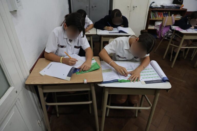 Estudiantes rindiendo prueba educativa en aula