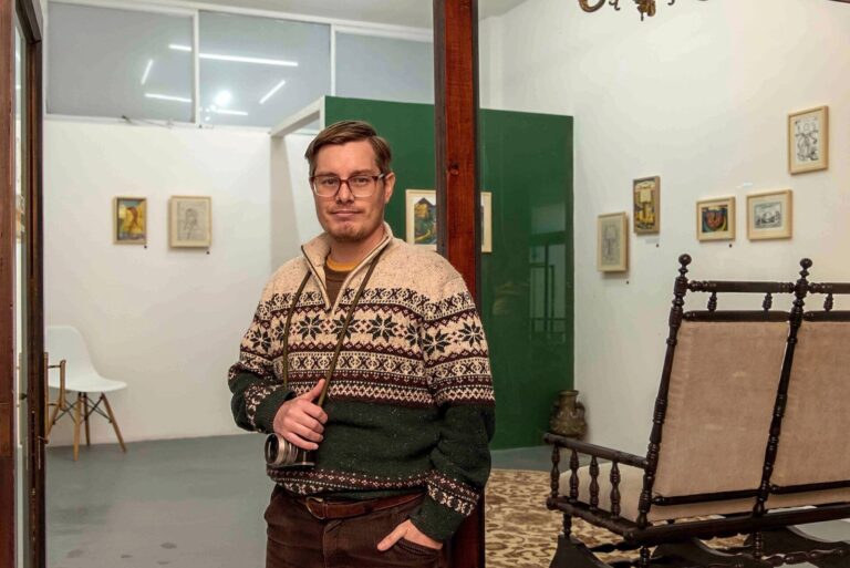 Obra de Ramiro Pasch realizada con técnica de temple al huevo, mostrando detalles de composición gótica y surrealista
