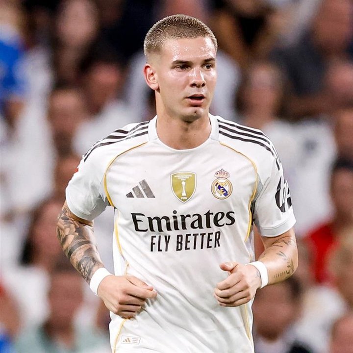 Franco Mastantuono con la camiseta del Real Madrid en un partido