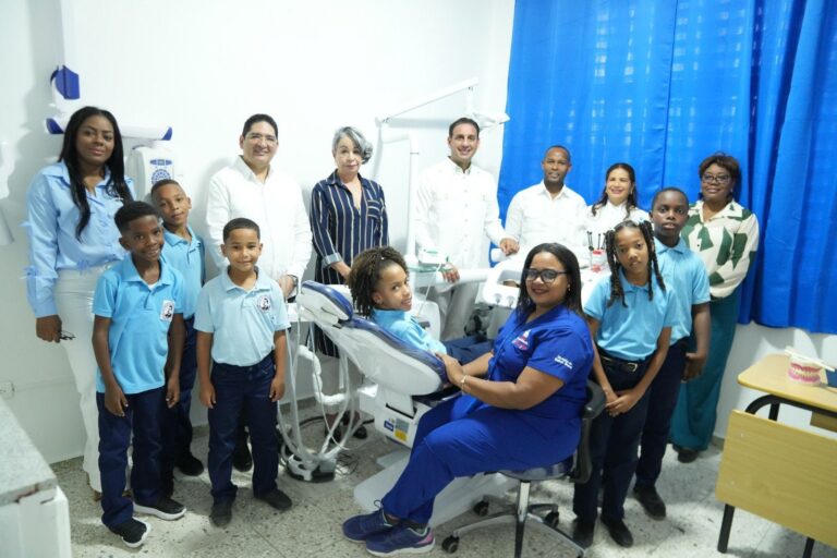 Estudiantes en un centro educativo de República Dominicana recibiendo atención médica gratuita durante la campaña de salud escolar