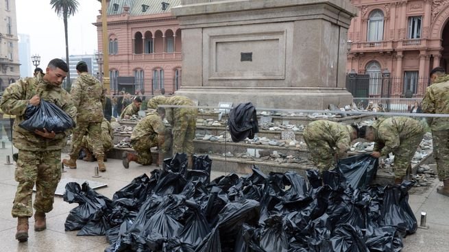 Piedras en homenaje a víctimas de COVID frente a Casa Rosada siendo retiradas por personal del Ejército y del Gobierno de la Ciudad