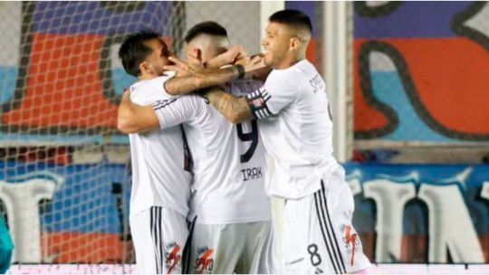 Jugadores de Deportivo Riestra celebrando tras la definición por penales ante San Lorenzo en el estadio Nuevo Francisco Urbano de Morón