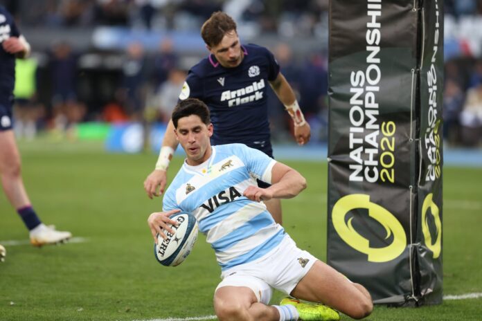 Jugadores de rugby en acción ofensiva durante un partido