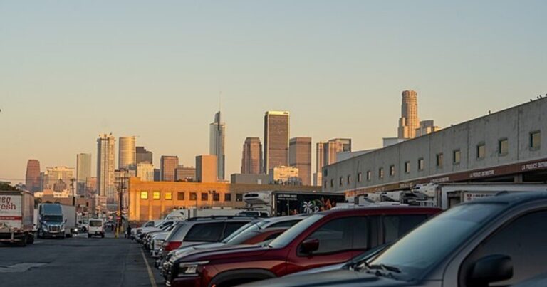 Estacionamiento costero en San Diego con cartel de restricción