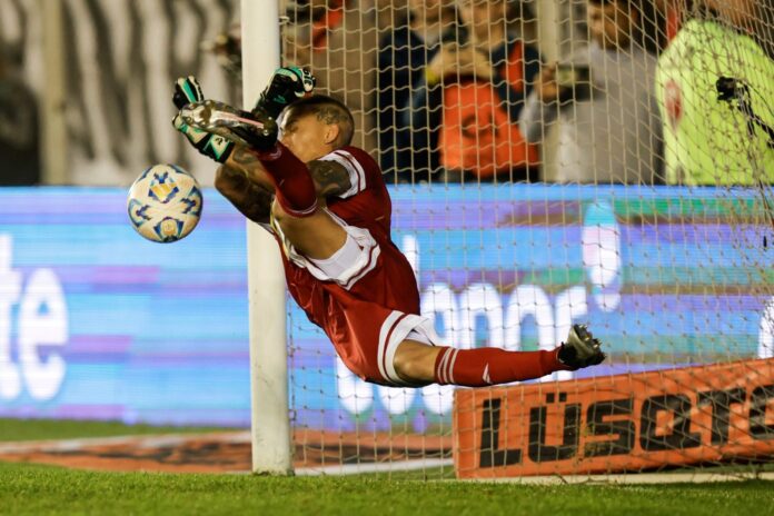 san-lorenzo-eliminado-por-riestra-copa-argentina-debut-gorosito-2 Jugadores de San Lorenzo y Riestra durante el partido de Copa Argentina en el estadio de Morón