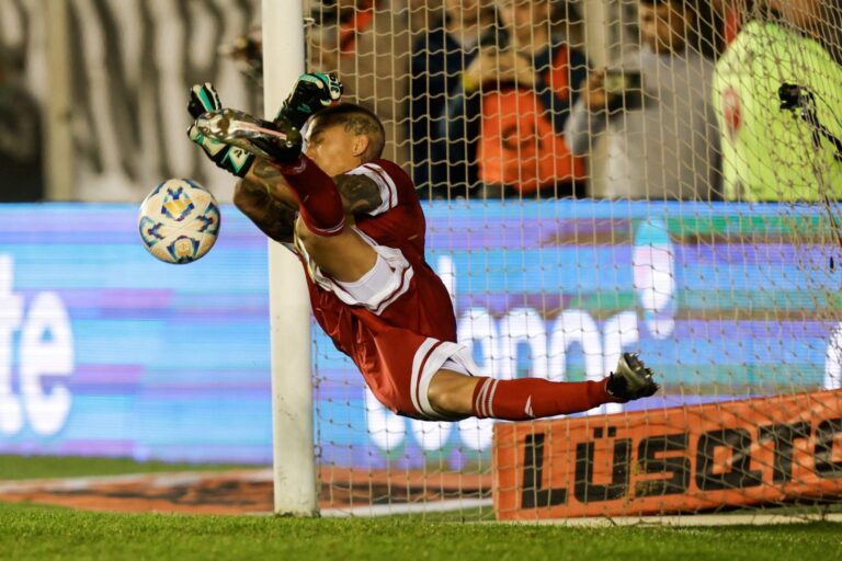 Jugadores de San Lorenzo y Riestra durante el partido de Copa Argentina en el estadio de Morón