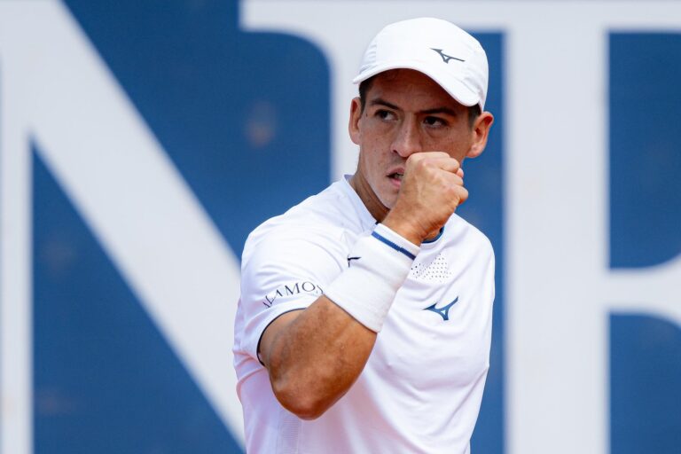 Sebastián Báez celebrando un punto en el ATP de Kitzbühel