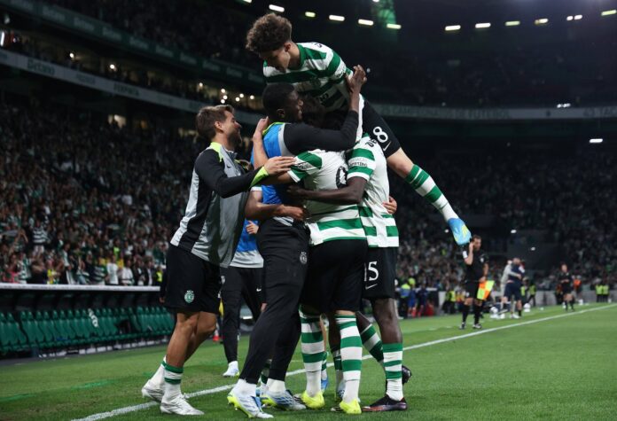 Sebastián Osorio posa con la camiseta de Sporting de Lisboa