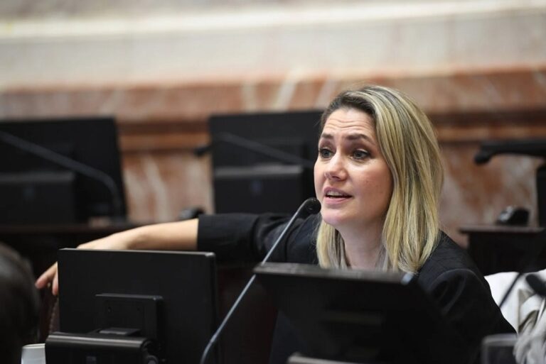 Senadora Carolina Losada durante declaraciones en la Exposición Rural de Palermo