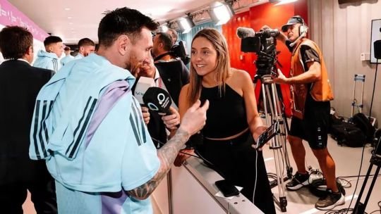 sofia-martinez-encuentro-antonela-roccuzzo-messi Sofía Martínez y Antonela Roccuzzo en el Balón de Oro 2023