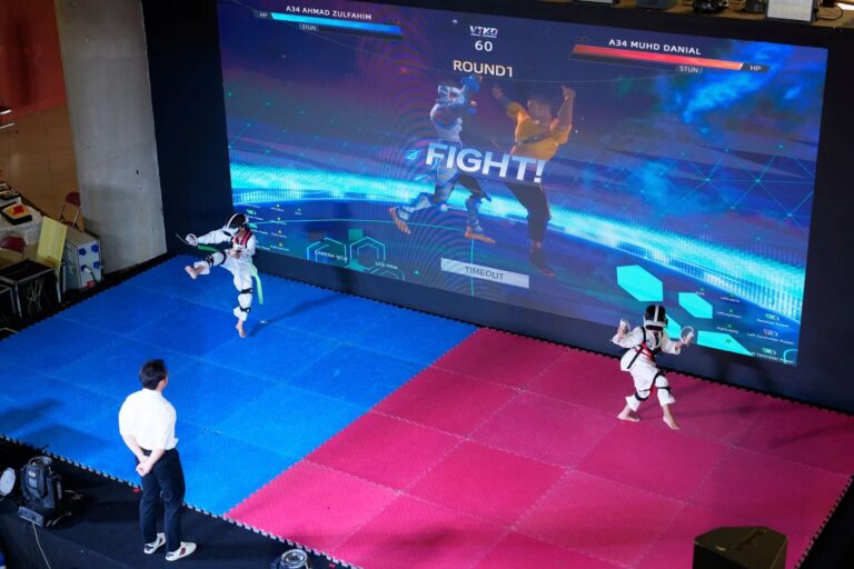 Atleta con casco de realidad virtual y sensores compitiendo en taekwondo virtual