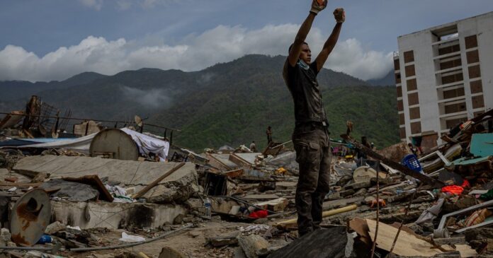 Edificios destruidos por terremotos en Venezuela y personas buscando refugio durante ola de calor en Europa