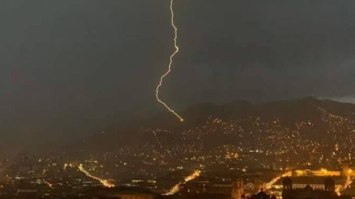 Cielo nocturno sobre Lima con relámpagos