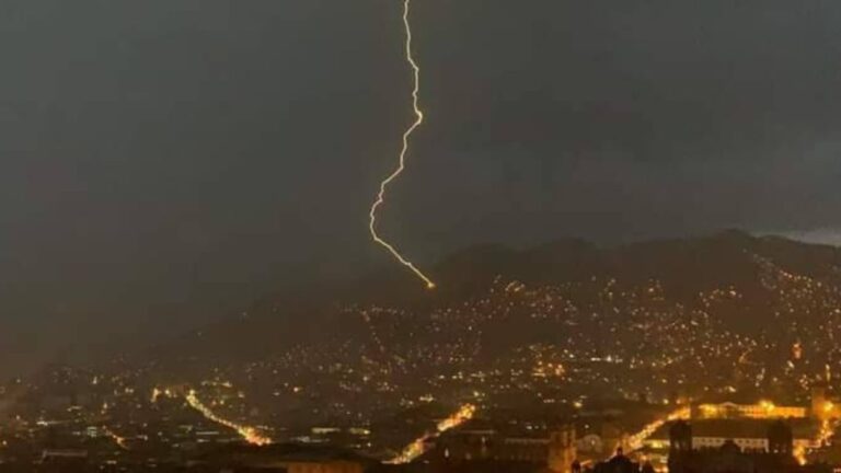 Cielo nocturno sobre Lima con relámpagos