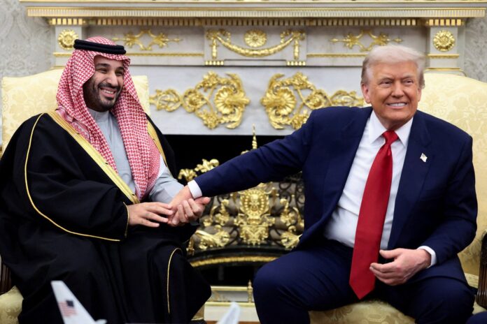 Bandera de Estados Unidos y Arabia Saudita junto a una planta nuclear