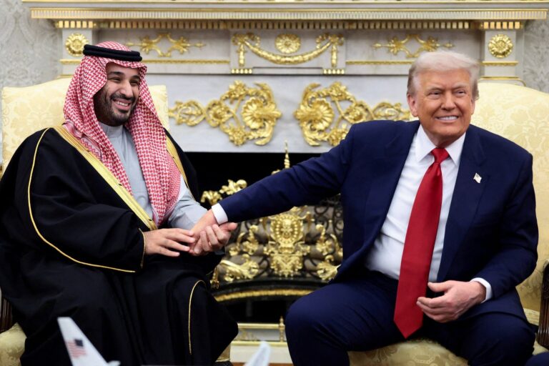 Bandera de Estados Unidos y Arabia Saudita junto a una planta nuclear