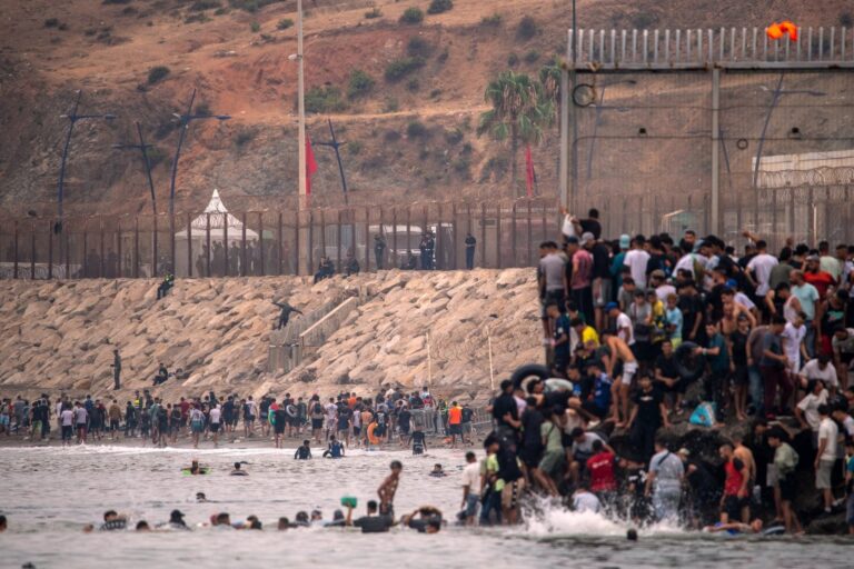 Personas cruzando la frontera de Ceuta