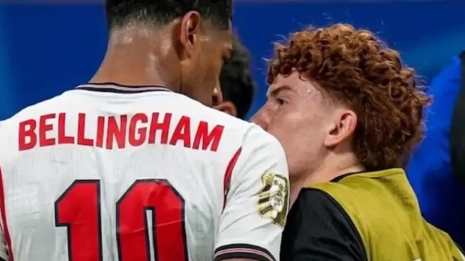 Valentín Barco y Jude Bellingham en el campo de juego durante el altercado