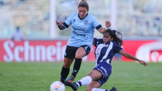Yamila Rodríguez con la camiseta de Talleres
