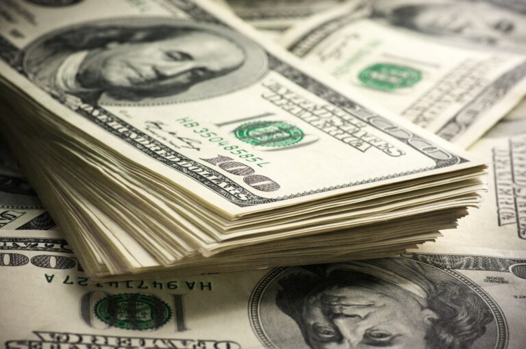 Cotización del dólar en pizarra de banco