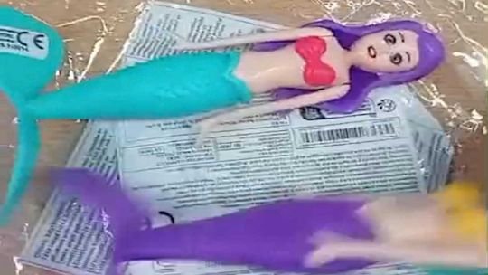 Juguetes de plástico importados sobre una mesa