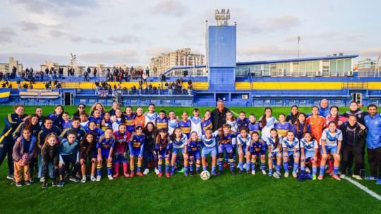 Partido de fútbol femenino Sub-12 entre Vélez y Boca