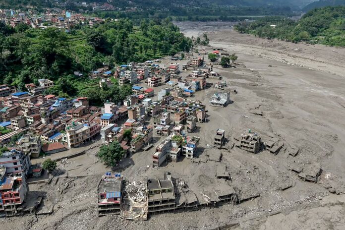 Inundación en Nepal tras el desborde del río Bhotekoshi