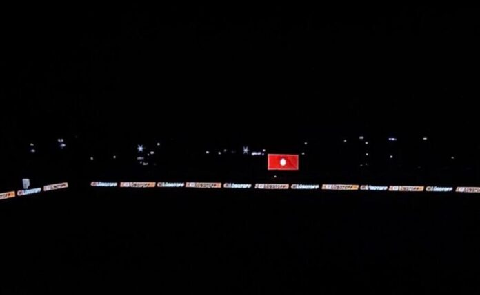 barracas-central-rosario-central-demorado-falla-electrica-iluminacion Estadio Claudio Chiqui Tapia a oscuras durante el partido