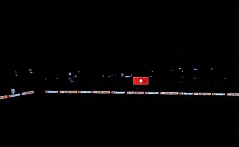 Estadio Claudio Chiqui Tapia a oscuras durante el partido