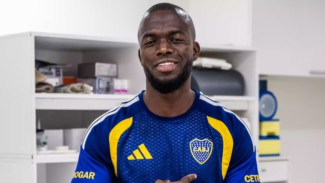 Enner Valencia con la camiseta de Boca Juniors durante su presentación