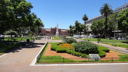 Avenida de Mayo, Buenos Aires, con edificios históricos y tránsito peatonal