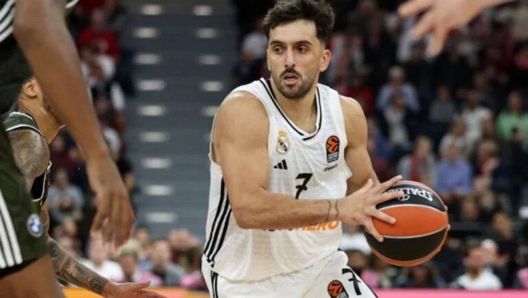 Facundo Campazzo jugando al básquet en una cancha pública de Córdoba