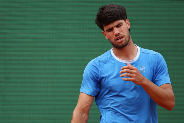 Carlos Alcaraz durante un partido de tenis
