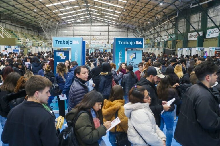 Documentos laborales sobre una mesa con un sello de goma