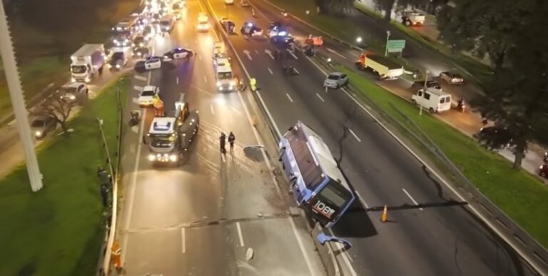 Colectivo semi volcado sobre el muro de contención en la Avenida General Paz