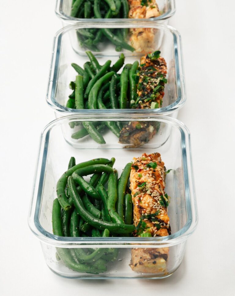 Plato de comida saludable con vegetales y proteínas