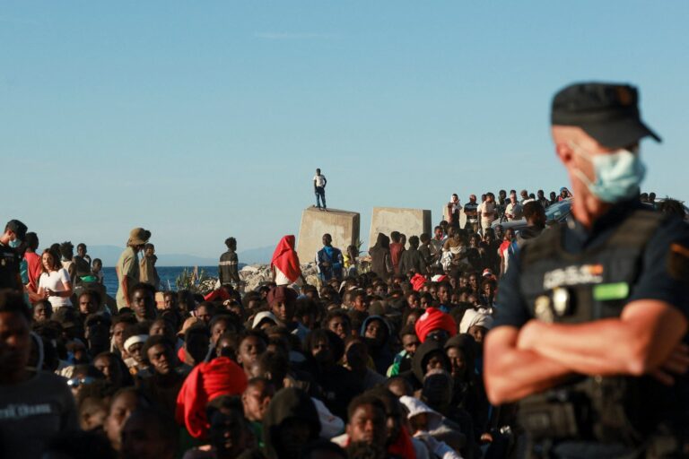 Personas migrantes en la frontera de Ceuta con Marruecos