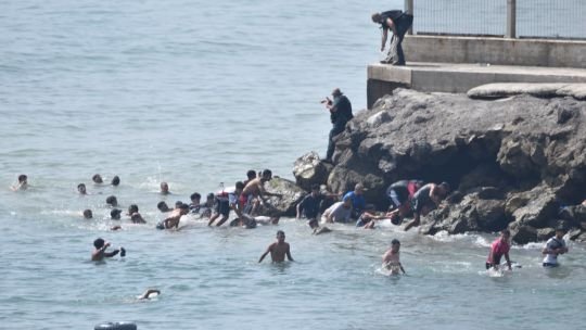 Personas migrantes en la frontera de Ceuta