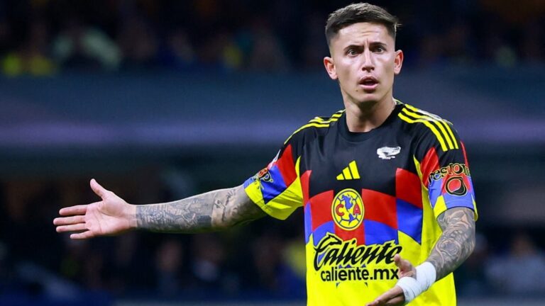 Brian Rodríguez durante un partido con el América