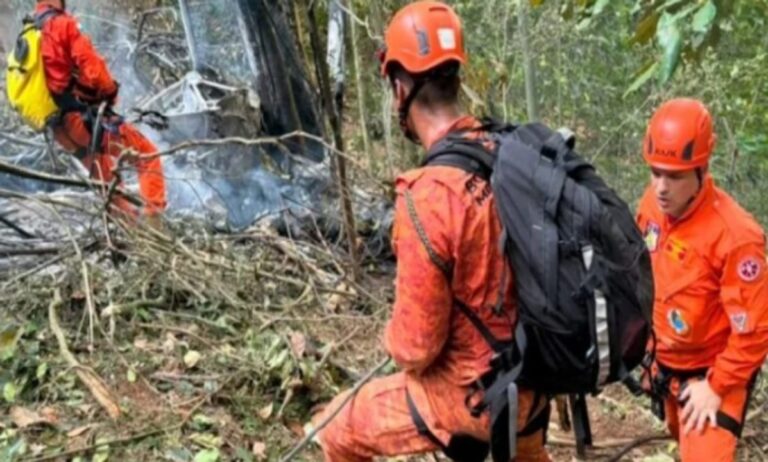 Restos de un helicóptero en una zona boscosa de Río de Janeiro
