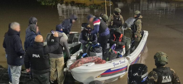 Embarcación y bolsos estancos secuestrados en operativo contra el narcotráfico
