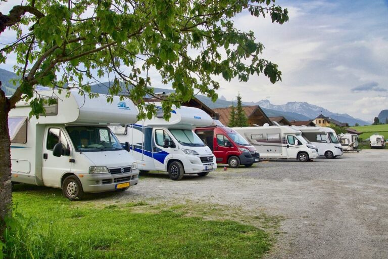 Autocaravana estacionada en una calle de un municipio español