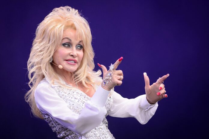 dolly-parton-confirmaron-la-causa-de-muerte Dolly Parton en un escenario