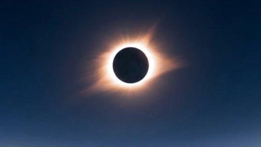 Eclipse solar total con corona visible