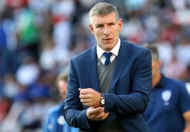 Martín Palermo como entrenador de Platense durante un partido