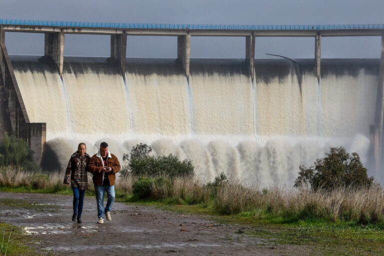 Vista de un embalse en España con nivel de agua reducido