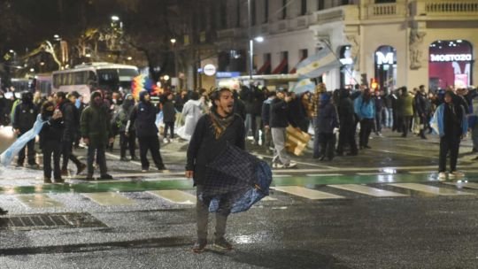 Personas completando una encuesta en Argentina