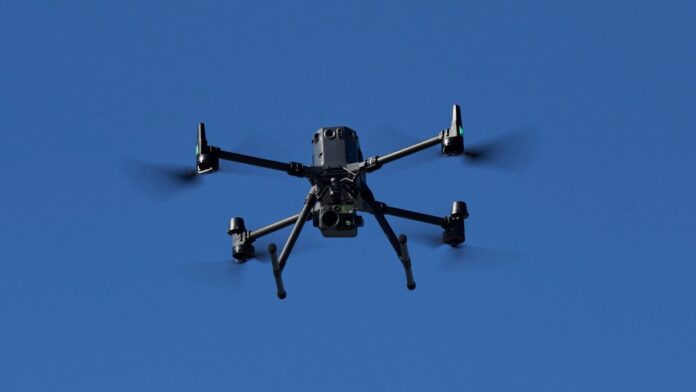 Dron no tripulado sobrevolando la frontera entre Estados Unidos y México